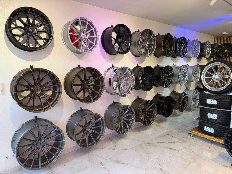 Felgenwand mit Alufelgen in Schwarz, Bronze und Silber im Showroom von MB-Boxenstopp in Delmenhorst