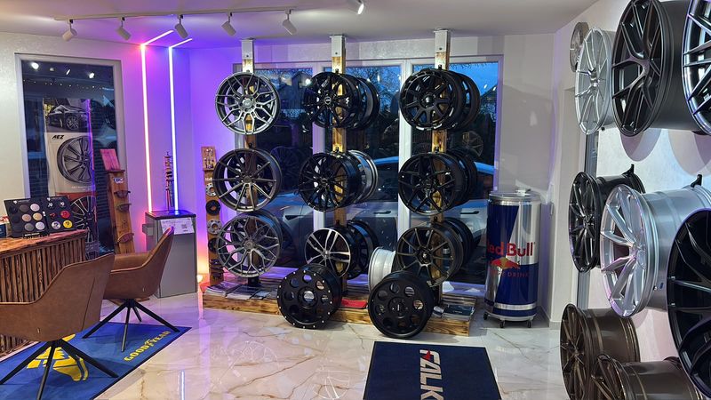 Beratungsbereich im Showroom mit Felgen am Fenster